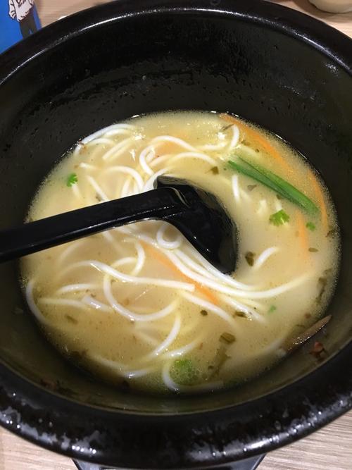 云桥缘过桥米线是和椒艳艳麻辣香锅在一起的